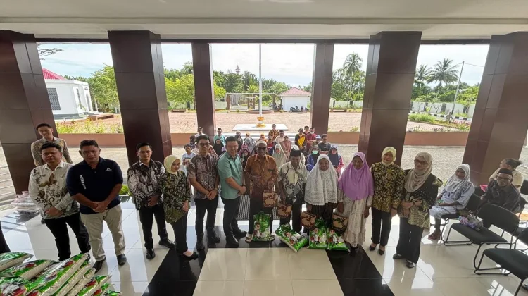 Kejari Haltim Bagikan 100 Paket Sembako untuk Warga Maba saat Ramadan