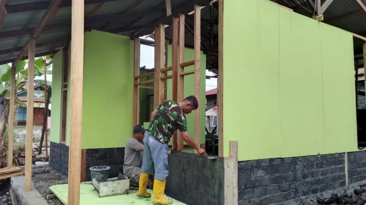 Babinsa Gunakan Dana Pribadi Bedah Rumah Warga