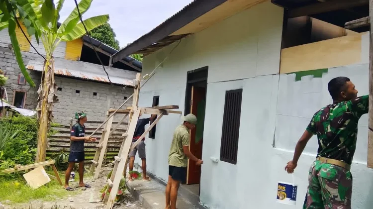 Personil TMMD Kodim 1514/Morotai Laksanakan Pengecatan RTLH