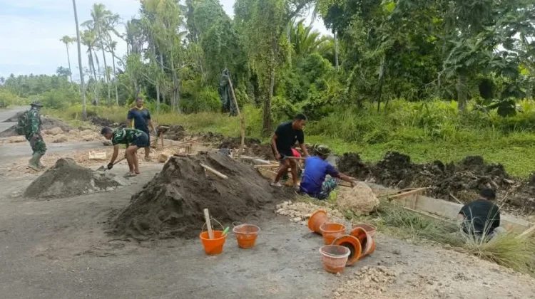 Personel Kodim 1514/Morotai Lanjutkan Pembuatan Drainase Desa Gotalamo