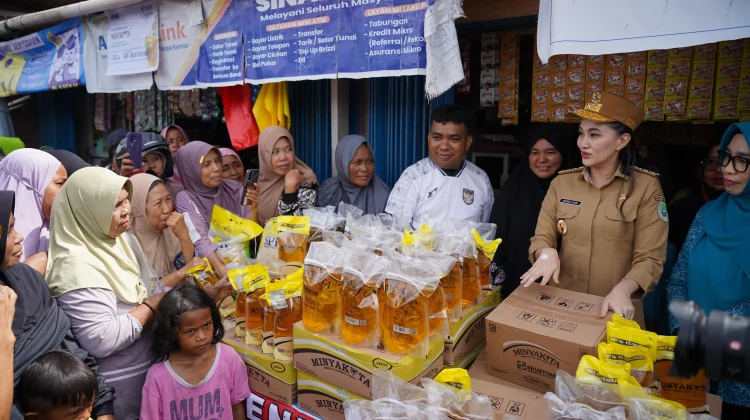 Gubernur Sidak Pasar Galala Pastikan Harga Minyakita Stabil