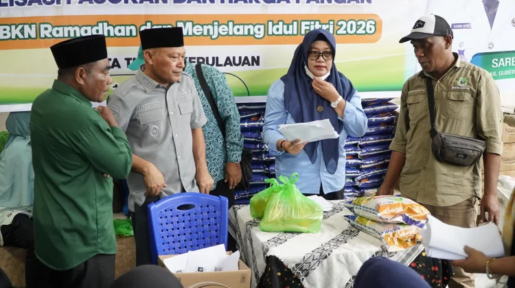 Wagub Turun Langsung Jual Pangan Murah, Warga Tidore Antusias