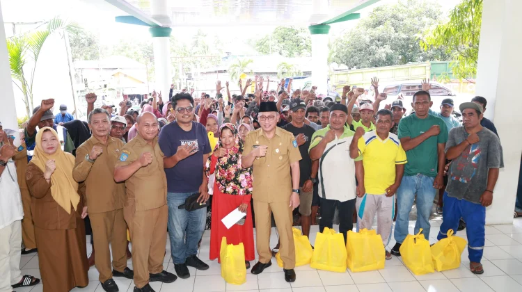 Pemkot Ternate dan Harita Salurkan Sembako ke Petugas Kebersihan
