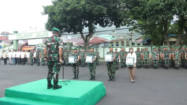 Danrem 152/Baabullah Berikan Bingkisan Lebaran Kepada Prajurit