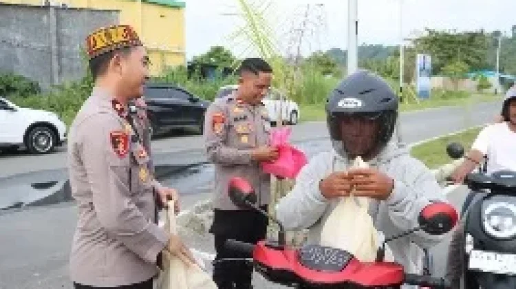 Akhir Ramadan, Polres Halmahera Selatan Kembali Bagikan Takjil