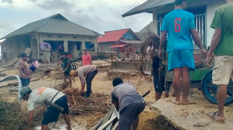 Polri dan Warga Gotong Royong Pulihkan Lingkungan Pasca Banjir di Desa Waisakai