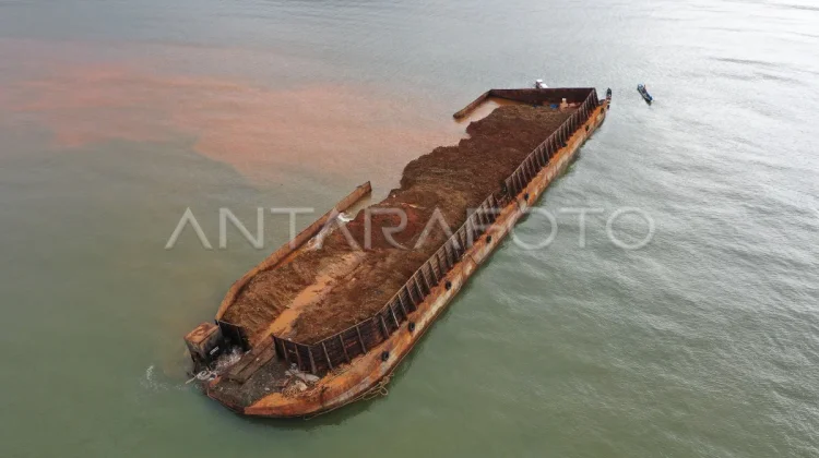 Kapal Tongkang Pengangkut Nickel Milik Prima Dharma Karsa Terbalik di Halteng