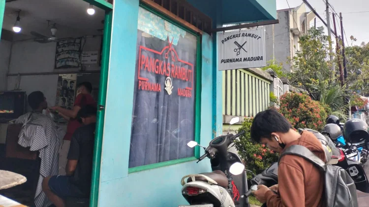 Tradisi Lebaran Dongkrak Rezeki Tukang Pangkas Rambut di Ternate
