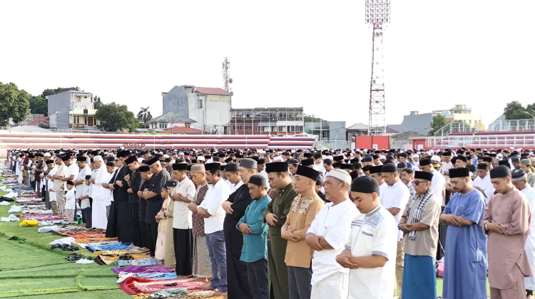 Ribuan Jemaah Padati Stadion Gelora Kie Raha untuk Salat Idulfitri 1447 H