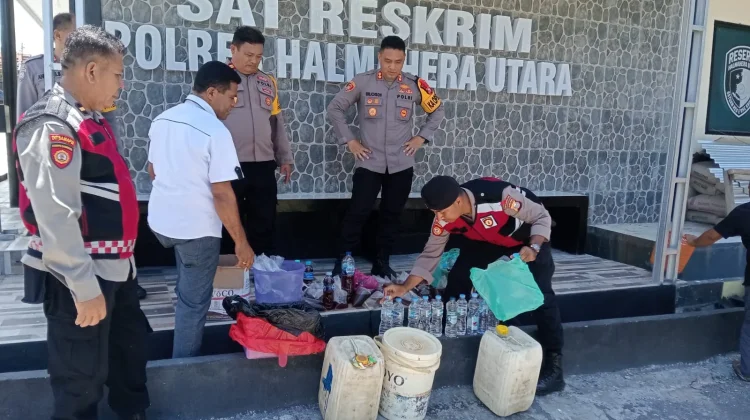 Pimpin Razia, Kapolres Amankan Puluhan Botol Miras di Halmahera Utara