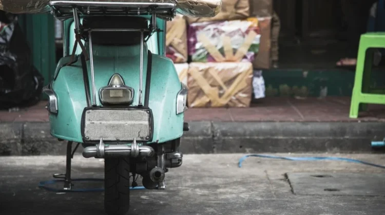 Manfaat Penggunaan Standar Tengah saat Motor Diparkir