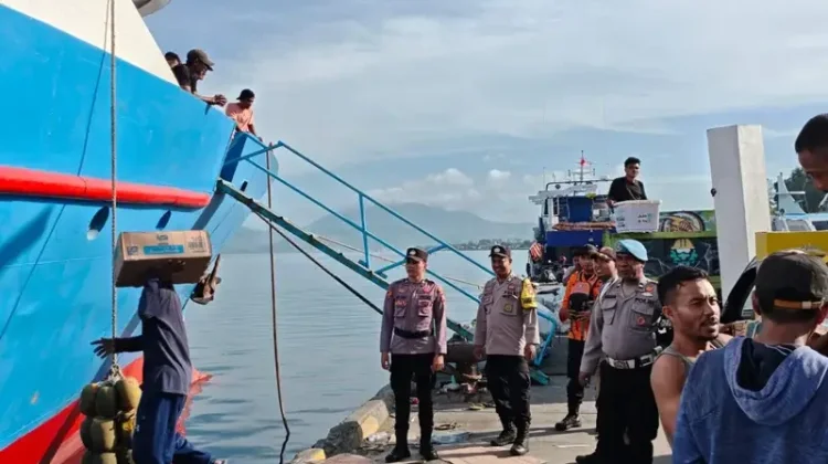 Polres Halsel Amankan Kedatangan Kapal di Pelabuhan Kupal