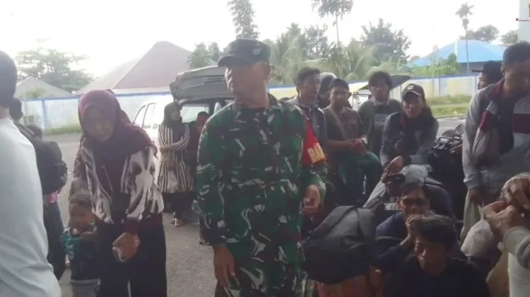 Babinsa Tobelo Monitoring Arus Balik Lebaran di pelabuhan Ferry