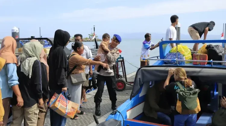 Personel Polda Malut Kawal Arus Balik Lebaran di Kawasan Pelabuhan