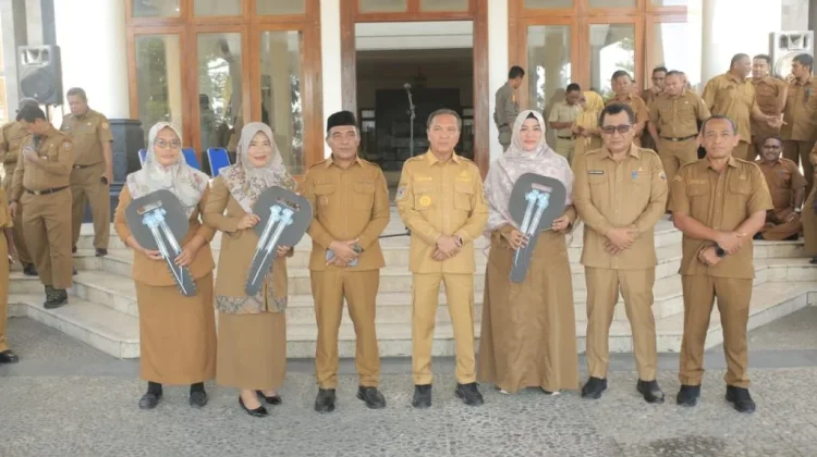 Pemda Halteng Serahkan Ambulans dan SK Purna Bakti ASN 2026