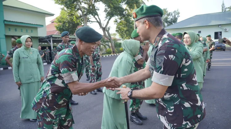Danrem Baabullah Pimpin Upacara Kenaikan Pangkat 186 Prajurit