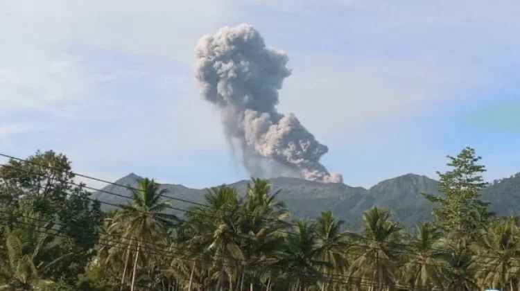 Sabtu Pagi, Gunung Dukono Erupsi Setinggi 1.300 Meter
