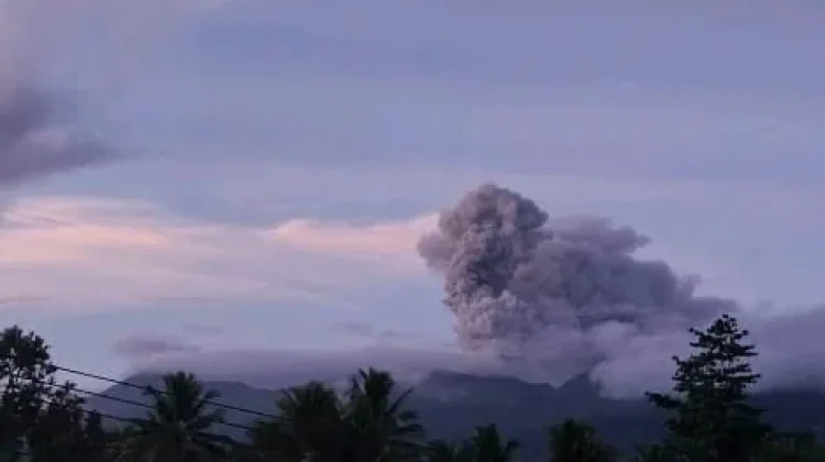 Senin Pagi, Erupsi Gunung Dukono Setinggi 1.000 Meter