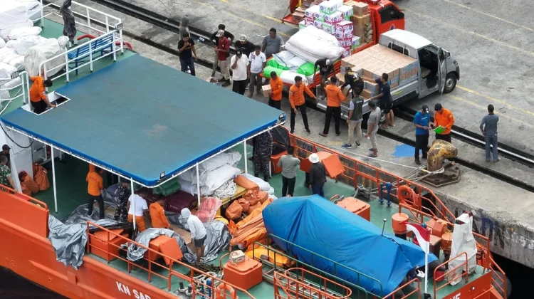 Kapal Pandudewanata Distribusikan Logistik Bantuan ke Batang Dua