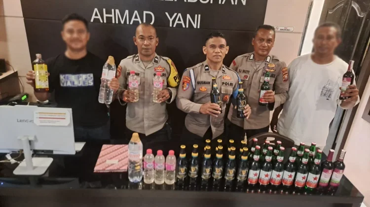 Polsek Pelabuhan Ahmad Yani Amankan Puluhan Botol Miras