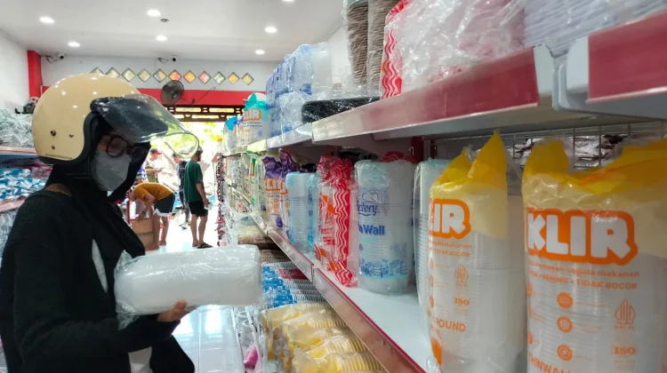 Harga Plastik di Ternate Melonjak Signifikan, Pedagang Mengeluh