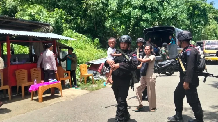 Kesigapan Polri Evakuasi Warga Sibenpopo Kembali ke Rumah Pasca Bentrok