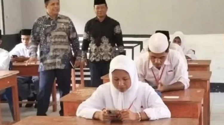 Kakankemenag Halbar Pantau Ujian Madrasah Berbasis Android dan UM