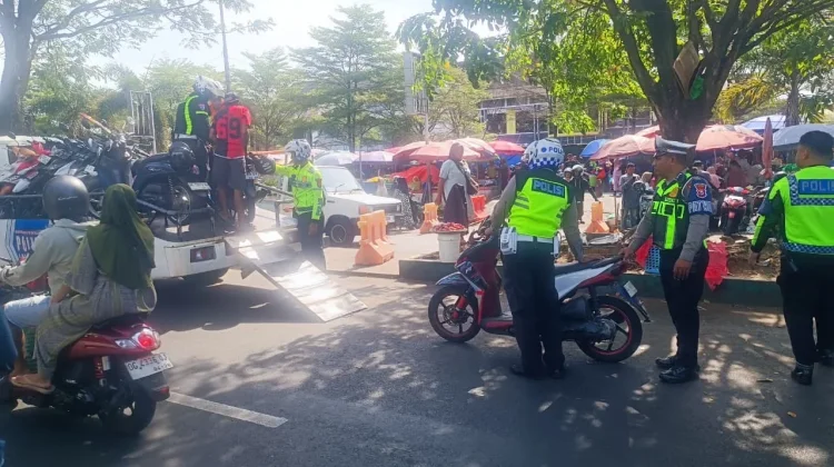 Parkir Badan Jalan Depan Pasar Higienis Ternate Ditilang Polantas