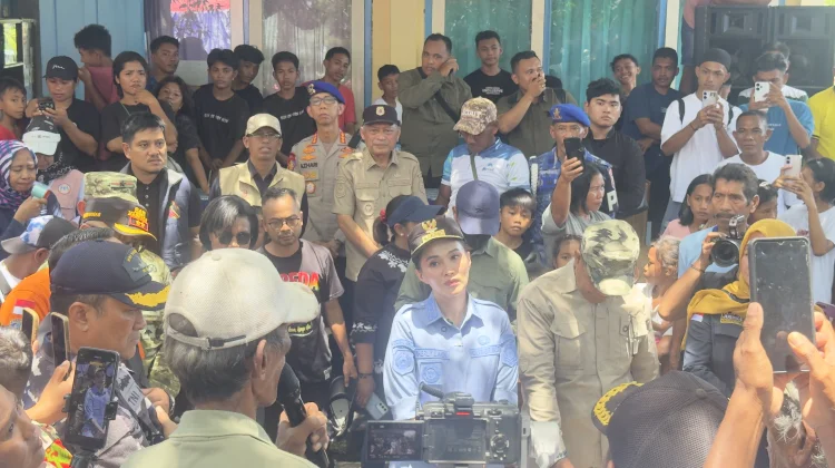 Temui Pengungsi Batang Dua, Gubernur Sherly Pastikan Bantuan Terus Mengalir