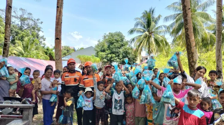 Senyum Kecil dari Pos Pengungsian: Kehangatan Bantuan untuk Anak-anak Batang Dua