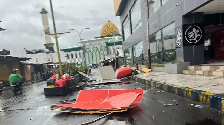 Cuaca Ekstrem Ternate, Dinding Plaza Gamalama  Ambruk