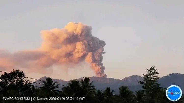 Minggu Pagi, Erupsi Gunung Dukono Setinggi 1.400 Meter