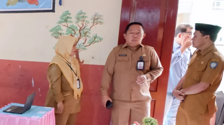 Sekda Ternate Pantau Pelaksanaan TKA Tingkat SD