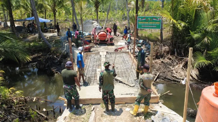 Wujud Nyata Kemanunggalan TNI-Rakyat dalam Pembangunan Jembatan Garuda