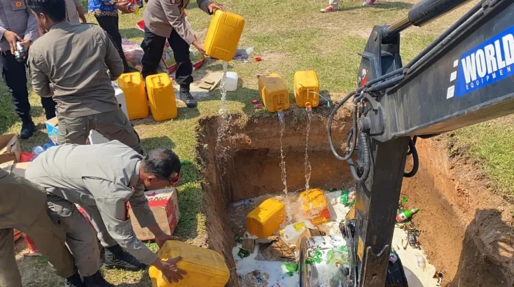 HUT Taliabu, Polres Musnahkan Ribuan Botol Miras