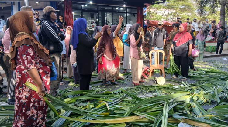 Pedagang Daun Pandan Gelar Aksi di Depan Pasar Higienis