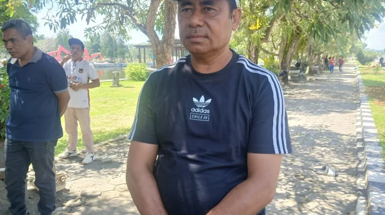 Bupati Haltim Tanam 30 Pucuk Merah di Taman Woyo Gula