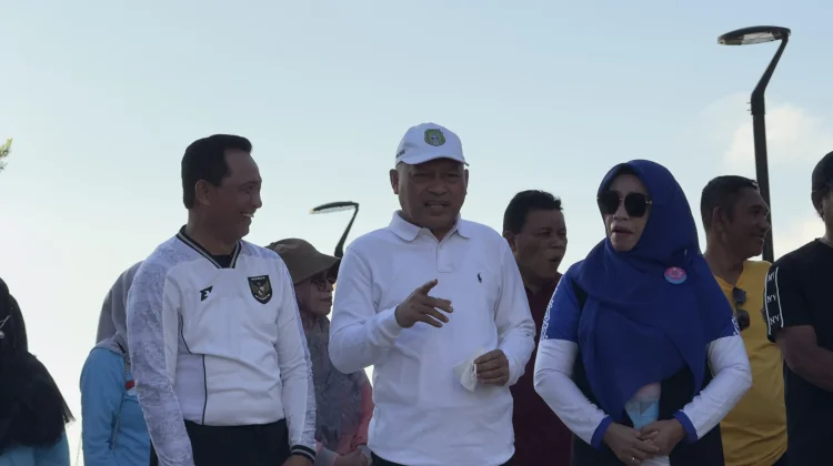 Jalan Sehat Hardiknas di Ternate, Wagub Ingatkan Pentingnya Hormati Guru