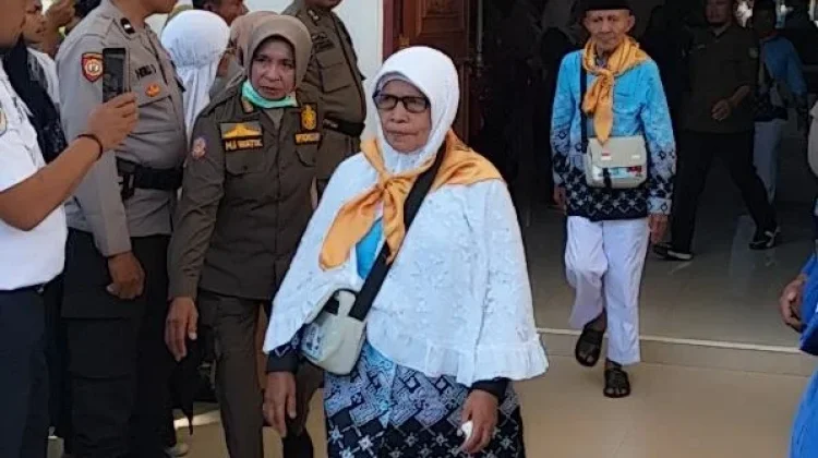 Wakil Bupati Sula Lepaskan 16 Orang JCH ke Ternate