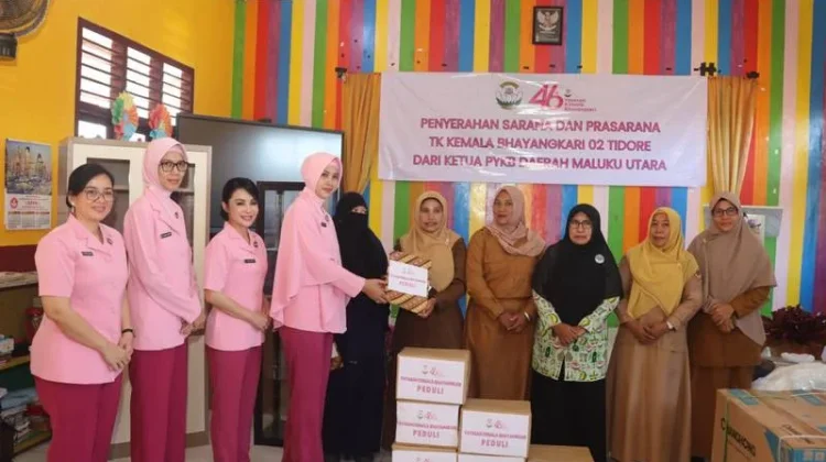 Ketua PYKB Malut Serahkan Bantuan ke TK Tidore