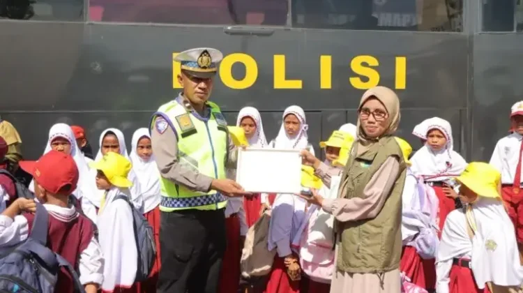 Polres Sula Edukasi Dunia Kepolisian kepada Siswa SD di Sanana