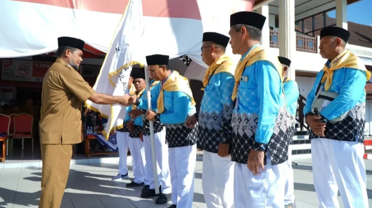 Pelepasan Jamaah Haji Tidore Ditandai Penyerahan Bendera