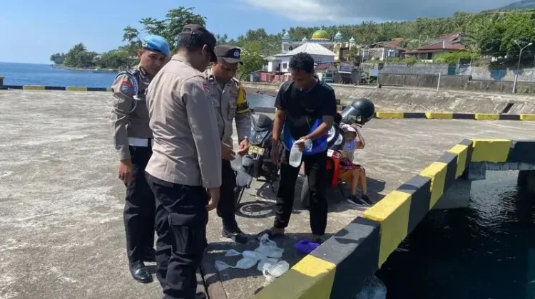 Polsek Makian Musnahkan 10 Botol Cap Tikus di Pelabuhan Walo