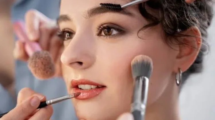 Makeup dan Psikologi: Lebih dari Sekedar Penampilan