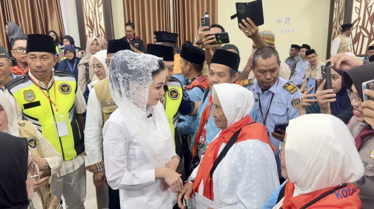 Gubernur Sherly Lepas JCH, Ingatkan Jaga Kesehatan-Kebersamaan di Tanah Suci