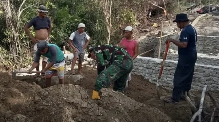 TNI dan warga gotong royong bangun Jembatan Garuda di Oba
