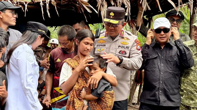 Wakapolda Ikut Penyaluran Bansos ke Suku Tobelo Dalam