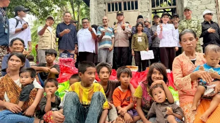 Wakapolda Malut Hadiri Penyaluran Bansos Suku Togutil