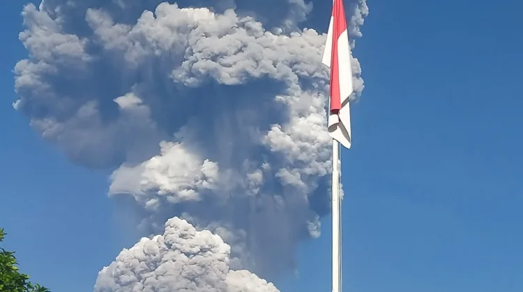 Erupsi Gunung Dukono Tim SAR Gabungan Lakukan Evakuasi Pendaki