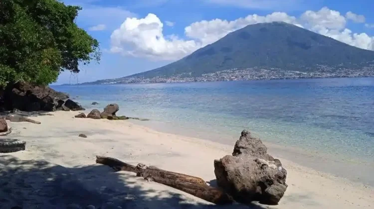 Pesona Pantai Cobo Tidore, Sajikan Laut Jernih dan Panorama Tiga Pulau